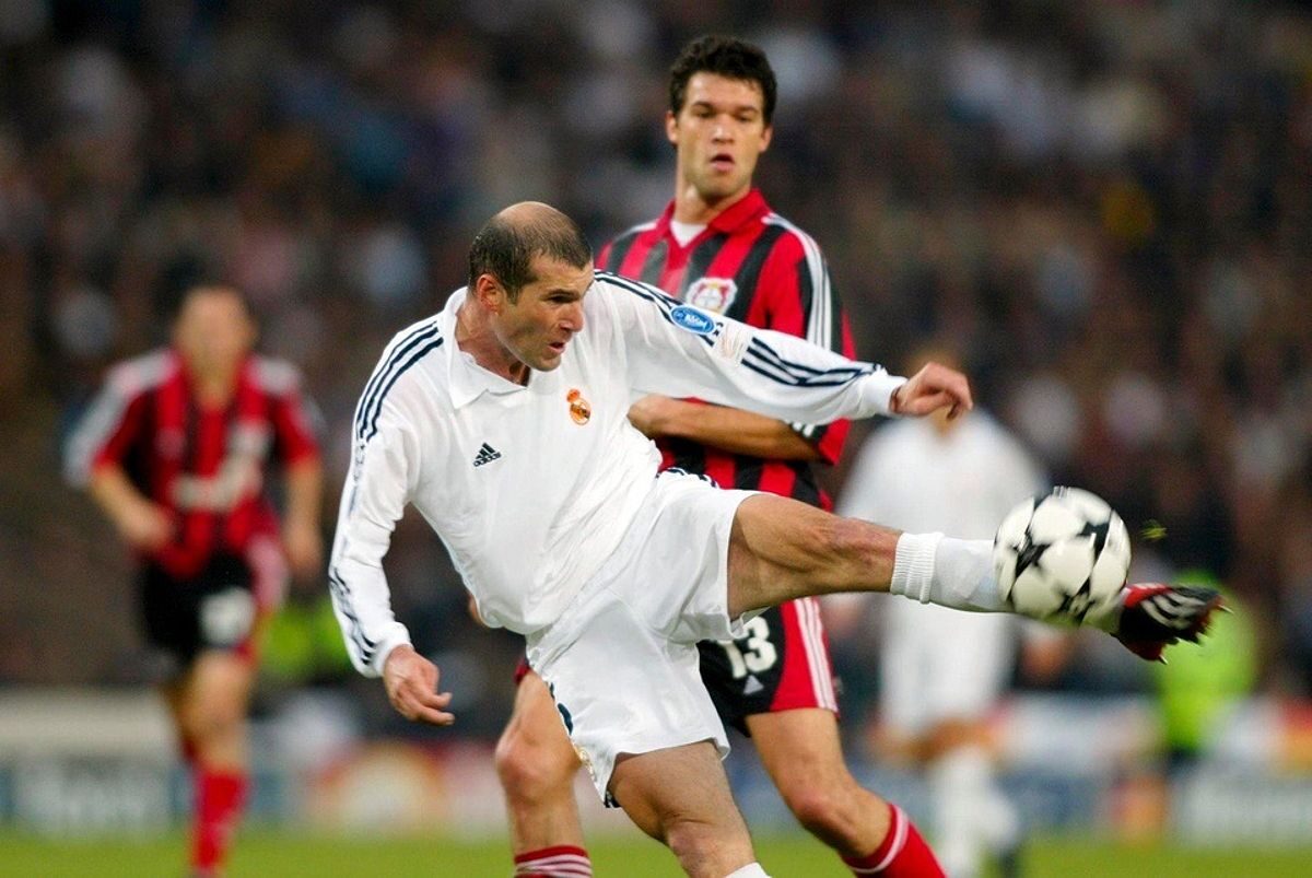 Cú volley huyền thoại của Zidane