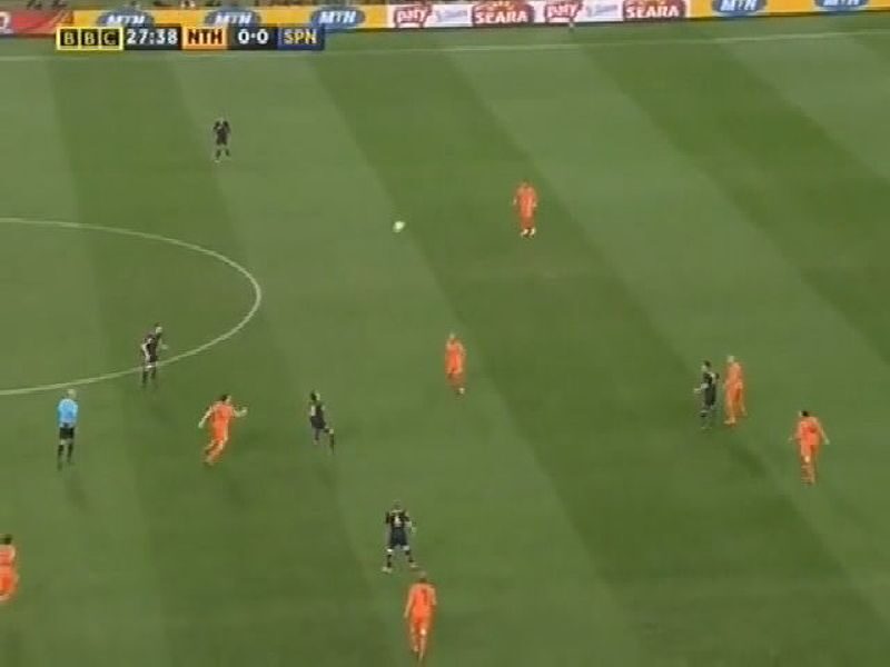 Edgar Davids trong một pha vào bóng