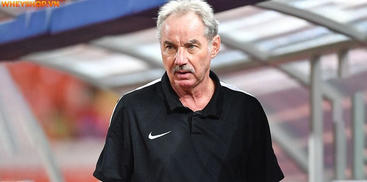 HLV Henrique Calisto trong buổi lễ trao giải