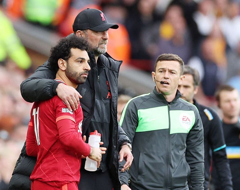 HLV Klopp an ủi Salah sau trận đấu cuối cùng tại Premier League