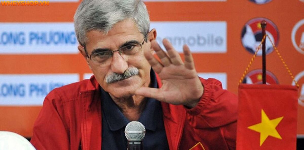 HLV Park Hang-seo trong một trận đấu