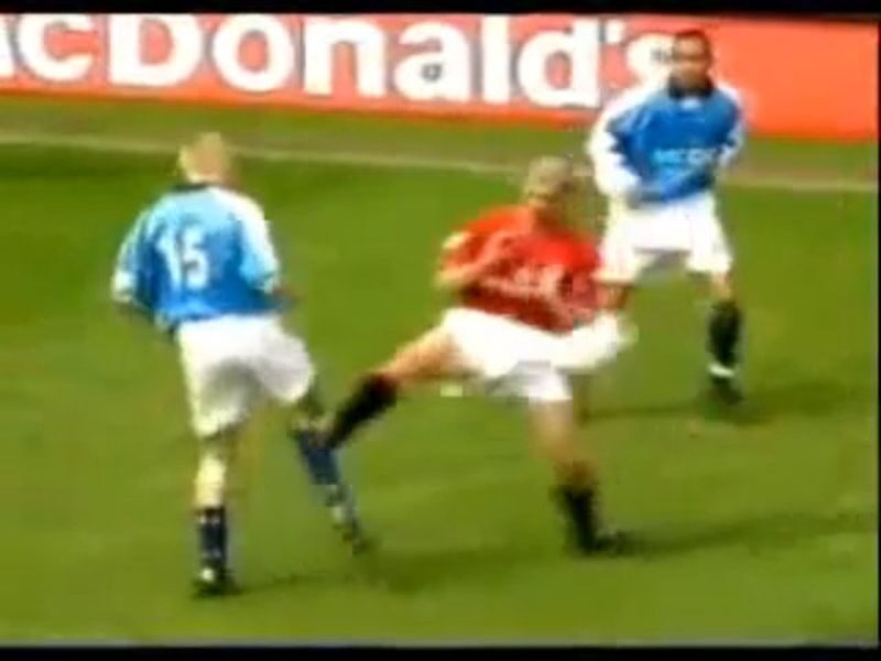 Sergio Ramos trong một pha tranh chấp