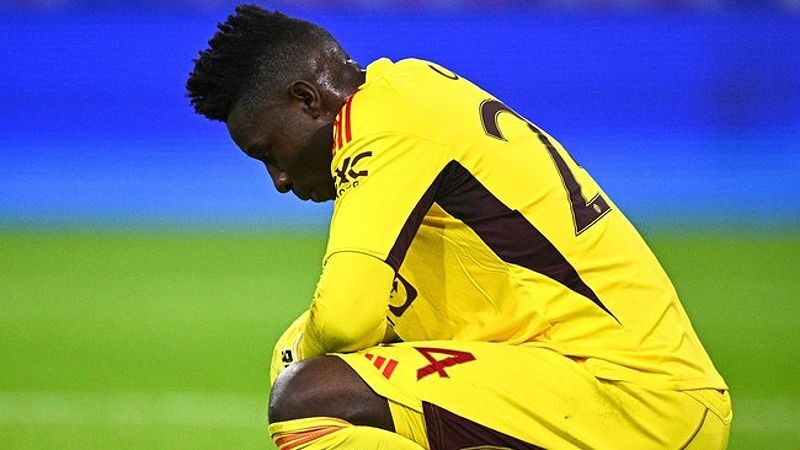 Thủ môn Ederson trong một pha bóng