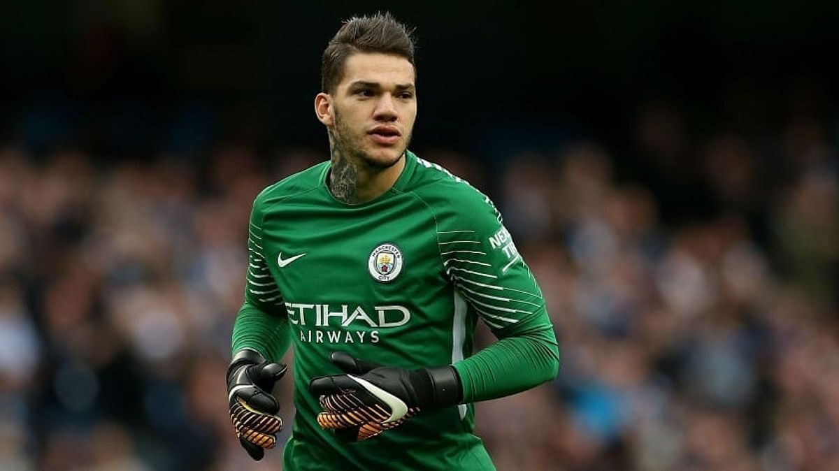 Thủ môn Ederson trong trận đấu của Manchester City