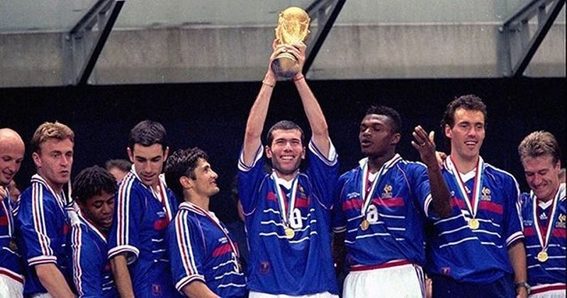 Zidane ăn mừng sau bàn thắng trong trận chung kết World Cup 1998