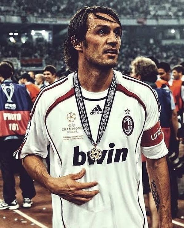 Hậu vệ phải Paolo Maldini, huyền thoại của AC Milan với 7 Scudetto và 5 Champions League.