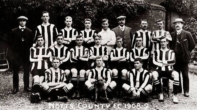 Hình ảnh câu lạc bộ Notts County, được thành lập năm 1888 tại Nottingham, nổi bật với nhiều chức vô địch.