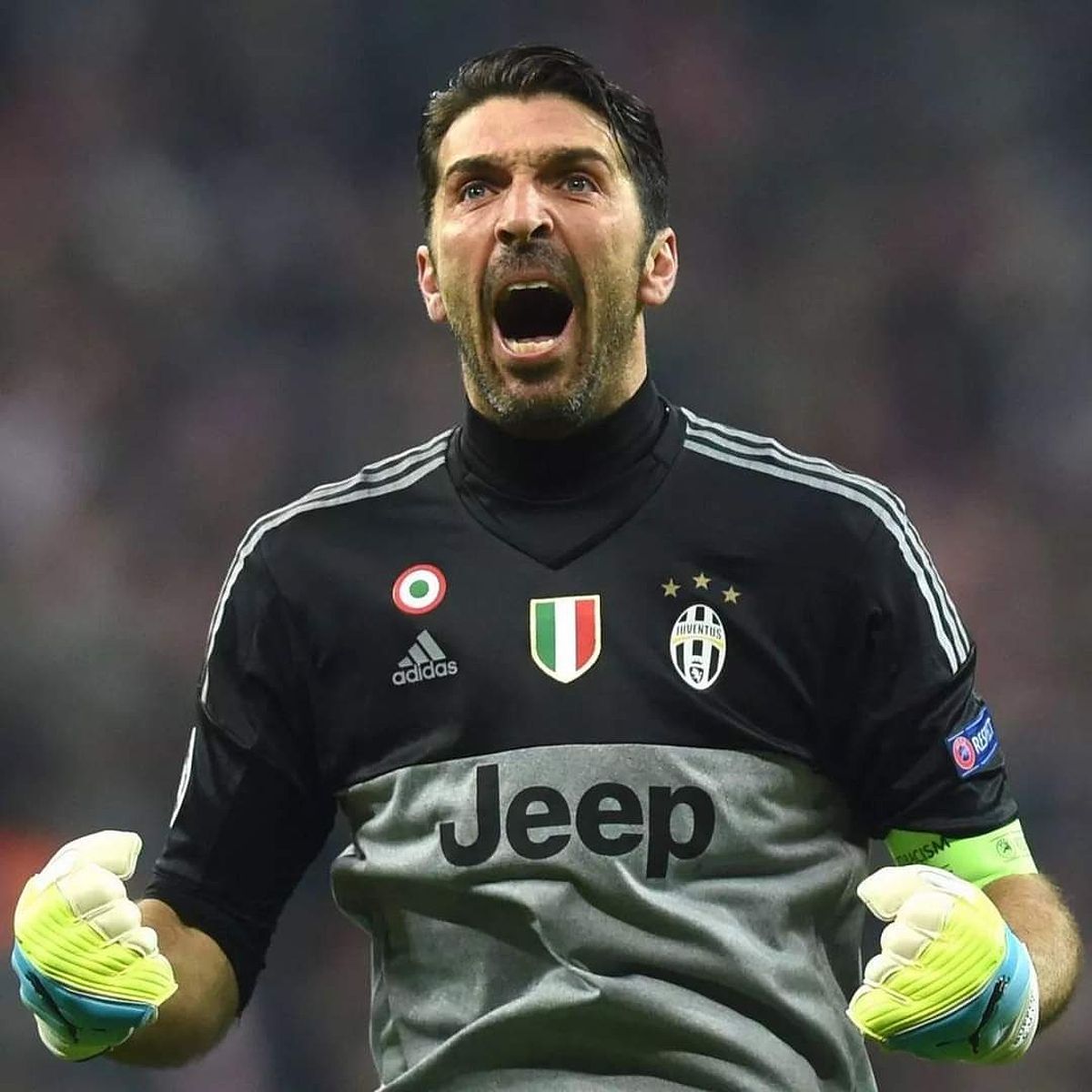 Thủ môn Gianluigi Buffon, người giữ kỷ lục ra sân nhiều nhất và giữ sạch lưới nhiều nhất tại Serie A.