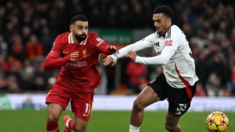 Tình huống pressing giữa Antonee Robinson và Mohamed Salah