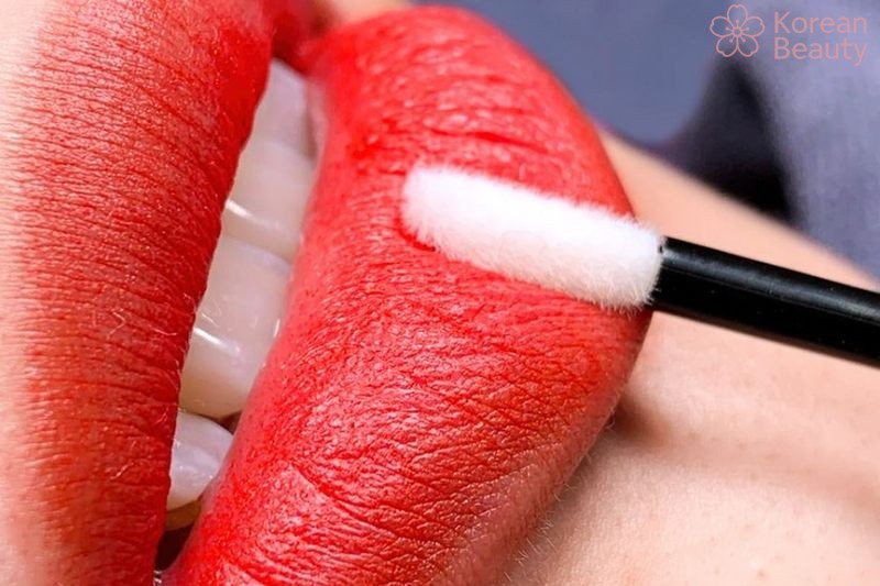 Cách thực hiện chăm sóc  khi phun môi màu đỏ cam